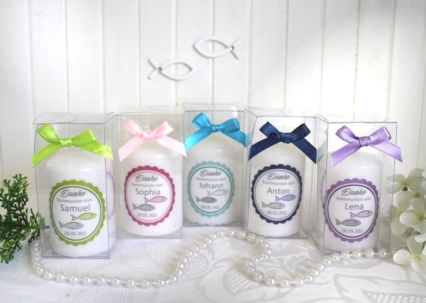 Gastgeschenk Kerze „Label Fisch“ wahlweise im Organzasäckchen oder in der Geschenkschachtel Design 300