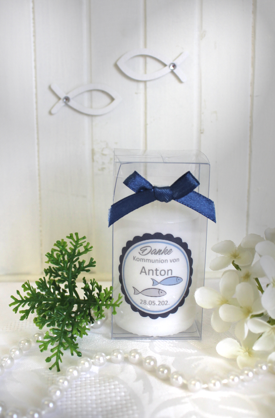 Gastgeschenk Kerze „Label Fisch“ wahlweise im Organzasäckchen oder in der Geschenkschachtel Design 300 – Bild 3