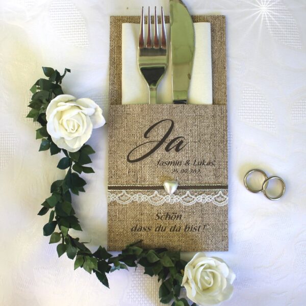 Bestecktasche Leinenoptik zur Hochzeit "Ja" mit echter Spitze und Perlmutherz, personalisiert Design 7002