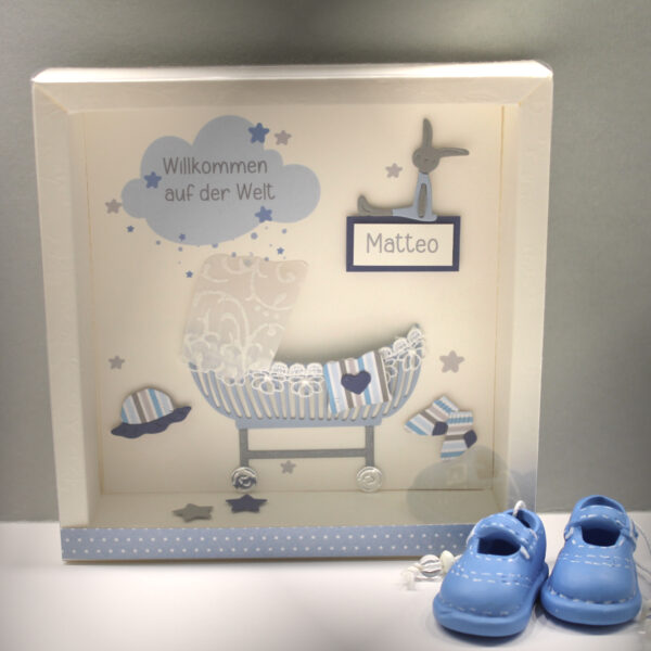 Geschenkschachtel als Rahmen zur "Geburt" Babywiege blau mit transparentem Schiebedeckel, personalisiert, Design 8030