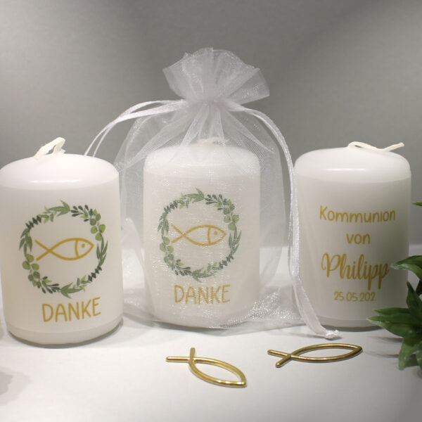 Gastgeschenk Kerze "Kranz mit Fisch" im Organzasäckchen, zum kleinen Preis! Design K37 DK