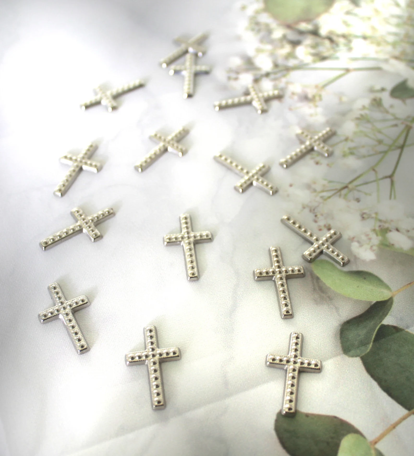 Edle Kreuze in silber als Streudeko oder zum Basteln, 15 Stück Design 16