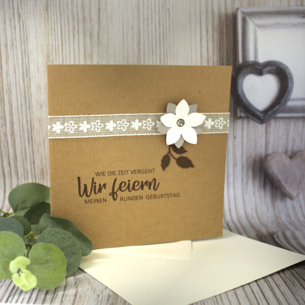 Einladung zum Geburtstag aus Kraftkarton mit Leinenband und Blüte incl. Einlegeblatt & Umschlag Design 95007