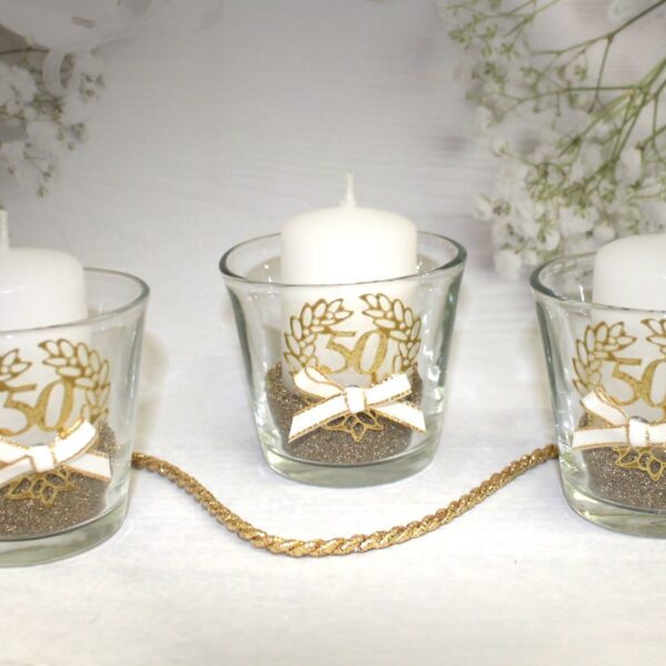3 Dekogläschen zur Goldenen Hochzeit, mit Schleife, goldenem Sand und Kerze ideal für Ihre Tischdekoration