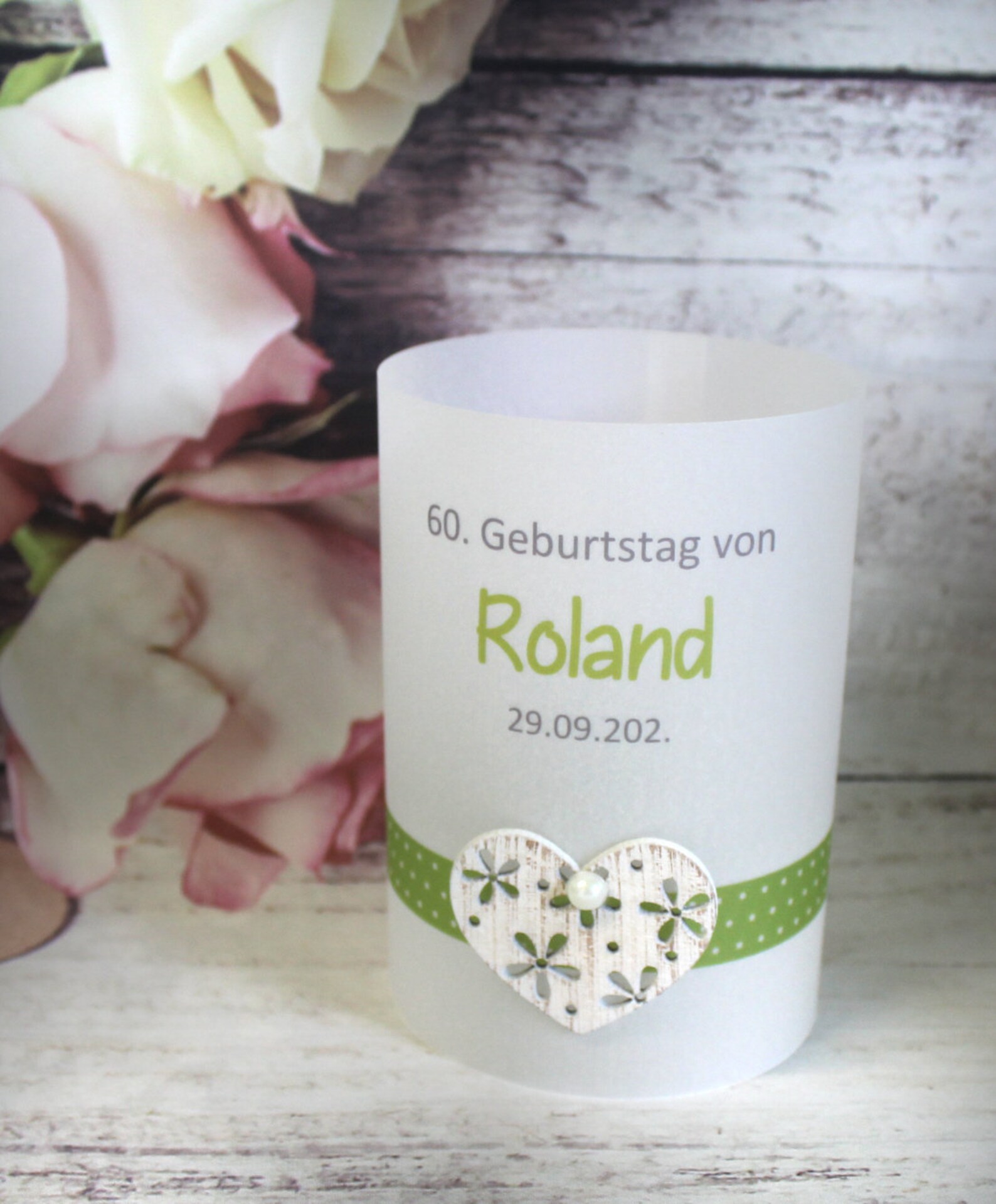 Lichthülle, Windlicht Pergament zum Geburtstag mit Holzherz, Farbe grün Design 961