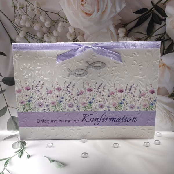 DIY Einladung zur Kommunion oder Konfirmation – Lila Blumenwiese mit Silberglitter-Fisch Design K51