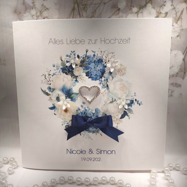 Hochzeitskarte mit blauem Blumenkranz – Glückwunschkarte zur Hochzeit, florale Karte mit Schleife, Design 172